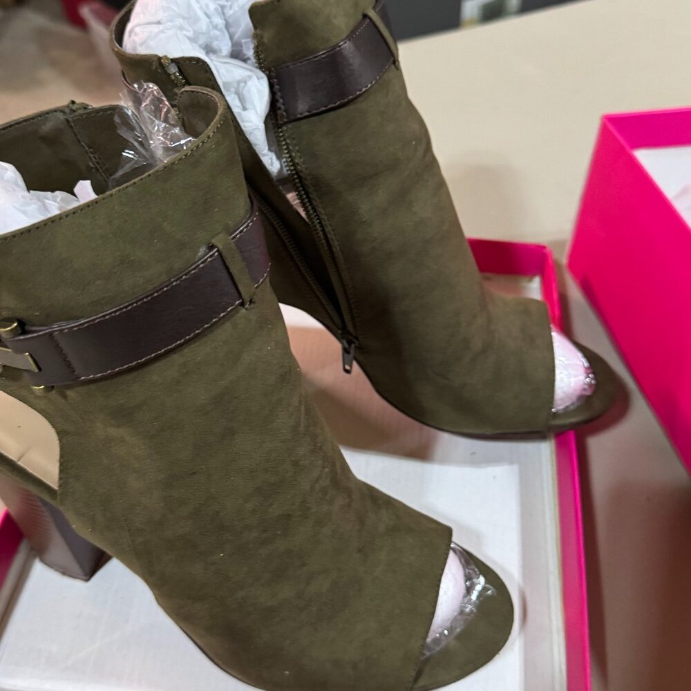 Shoe Dazzle size 10 womens boots with cut out toe Olive 5" heel ankle bootie